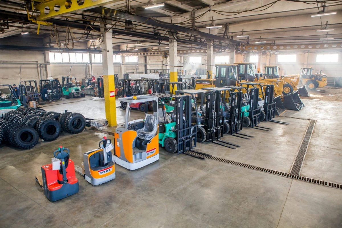 Вилочные погрузчики и складская техника: эффективные решения для логистики и строительства