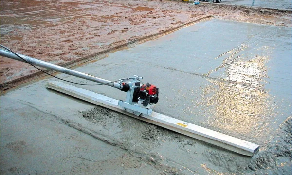 Эффективное выравнивание бетона с помощью бензиновых виброреек