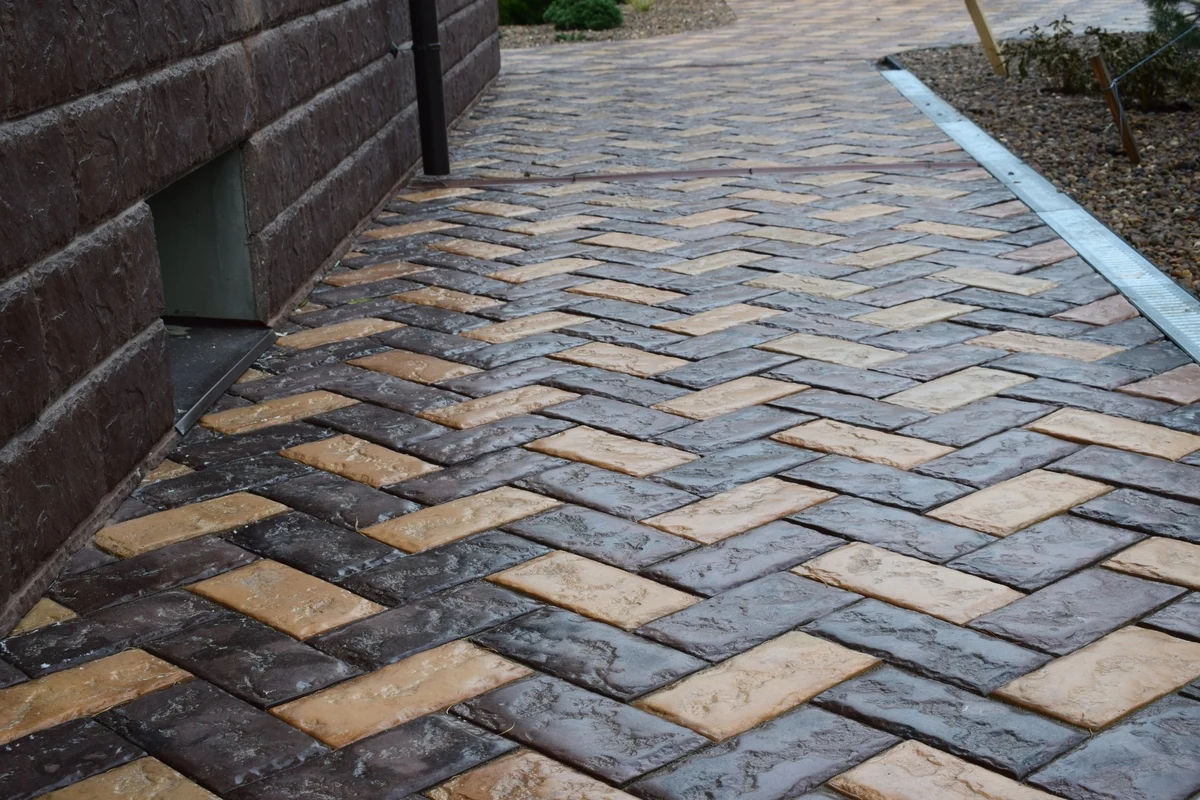 Тротуарная плитка и брусчатка: особенности, виды и технология укладки Тротуарная плитка и брусчатка: особенности, виды и технология укладки