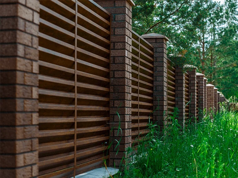 Забор жалюзи: современное решение для ограждения территории