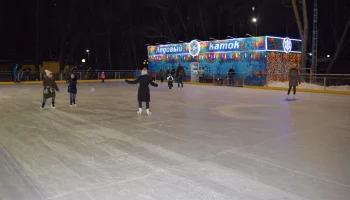 В Пятигорске в центре города открылся ледовый каток