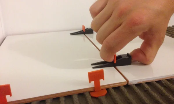 Современные технологии укладки плитки: система выравнивания плитки и её особенности