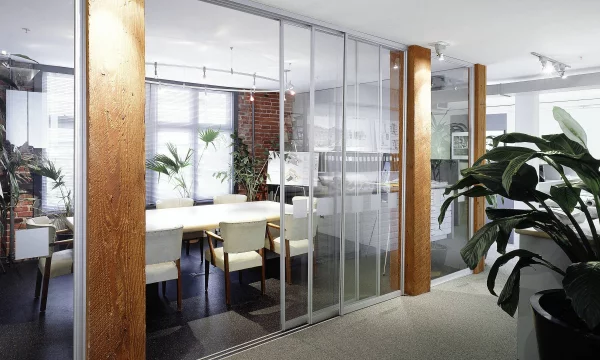 Зонирование офисных помещений с помощью стеклянных перегородок