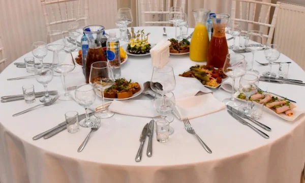 Как выбрать банкетные столы, которые выдержат любое торжество: 5 ключевых критериев Как выбрать банкетные столы, которые выдержат любое торжество: 5 ключевых критериев