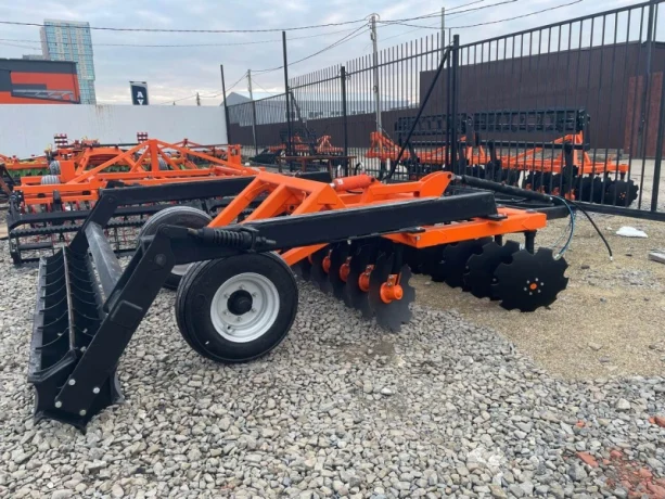 Прицепные бороны: виды, применение и критерии выбора для эффективной обработки почвы