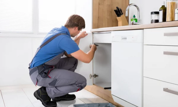Почему ремонтом кухонной мебели должны заниматься специалисты