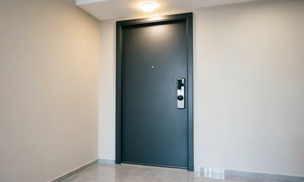 Входные двери в квартиру укрепляем межкомнатными дверьми в коридор и предбанник