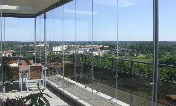 Безрамное остекление балкона: панорамный вид и современный дизайн