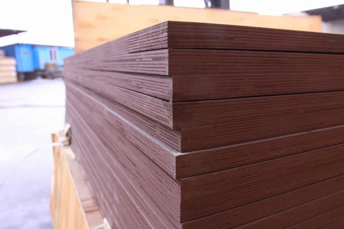 Ламинированная и влагостойкая фанера: особенности и применение