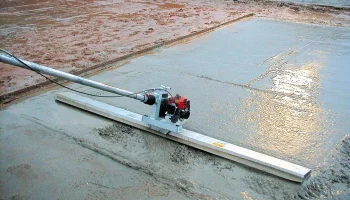 Эффективное выравнивание бетона с помощью бензиновых виброреек