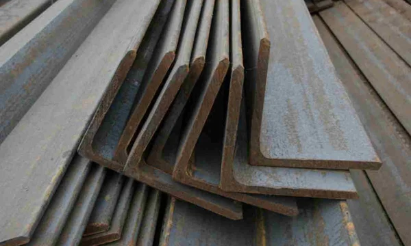 Стальной уголок: разновидности, характеристики и применение