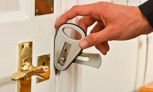 Как снять защелку с заблокированного замка в металлической двери