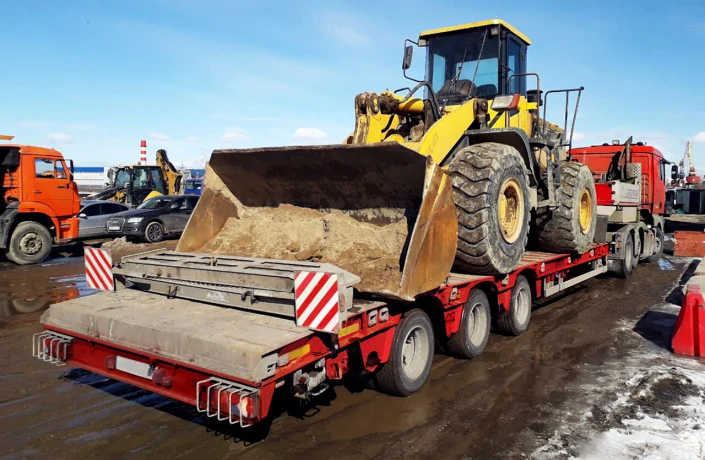 Транспортировка бульдозера на низкорамном полуприцепе из Ленинградской области в Красноярск