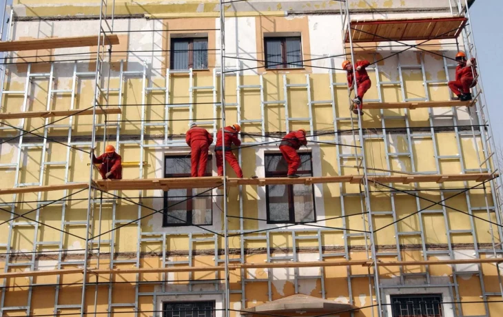 В Омской области идут масштабные работы по ремонту многоквартирных домов