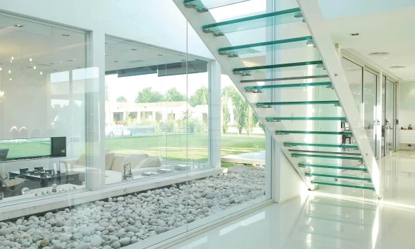 ТОП 10 компаний по изготовлению лестниц в частный дом из стекла в СПБ