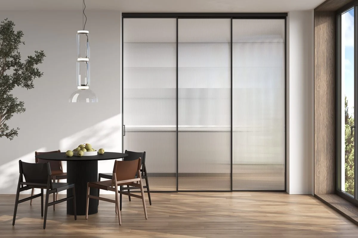 Стеклянные перегородки: полный обзор современных решений для интерьера