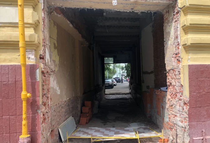 Незаконную застройку арки многоквартирного дома пресекли в Пресненском районе