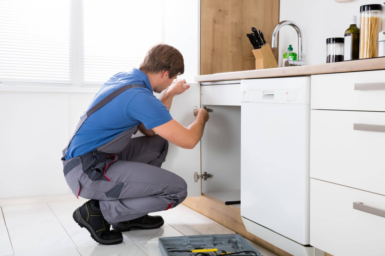 Почему ремонтом кухонной мебели должны заниматься специалисты