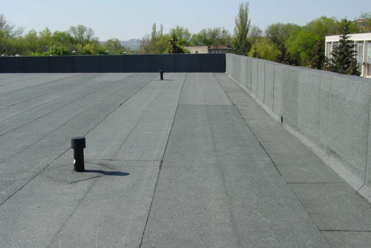 Ремонт плоской кровли: где чаще всего течёт и как выбрать правильный сценарий работ