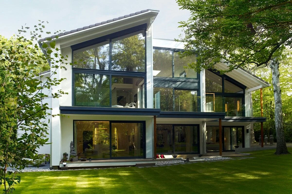 Раздвижные балконные двери и остекление коттеджей: особенности, материалы, преимущества