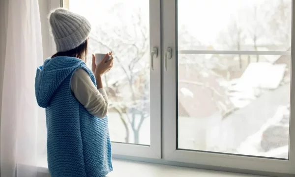 Подготовка окон к зиме: как устранить сквозняки и сохранить тепло в доме