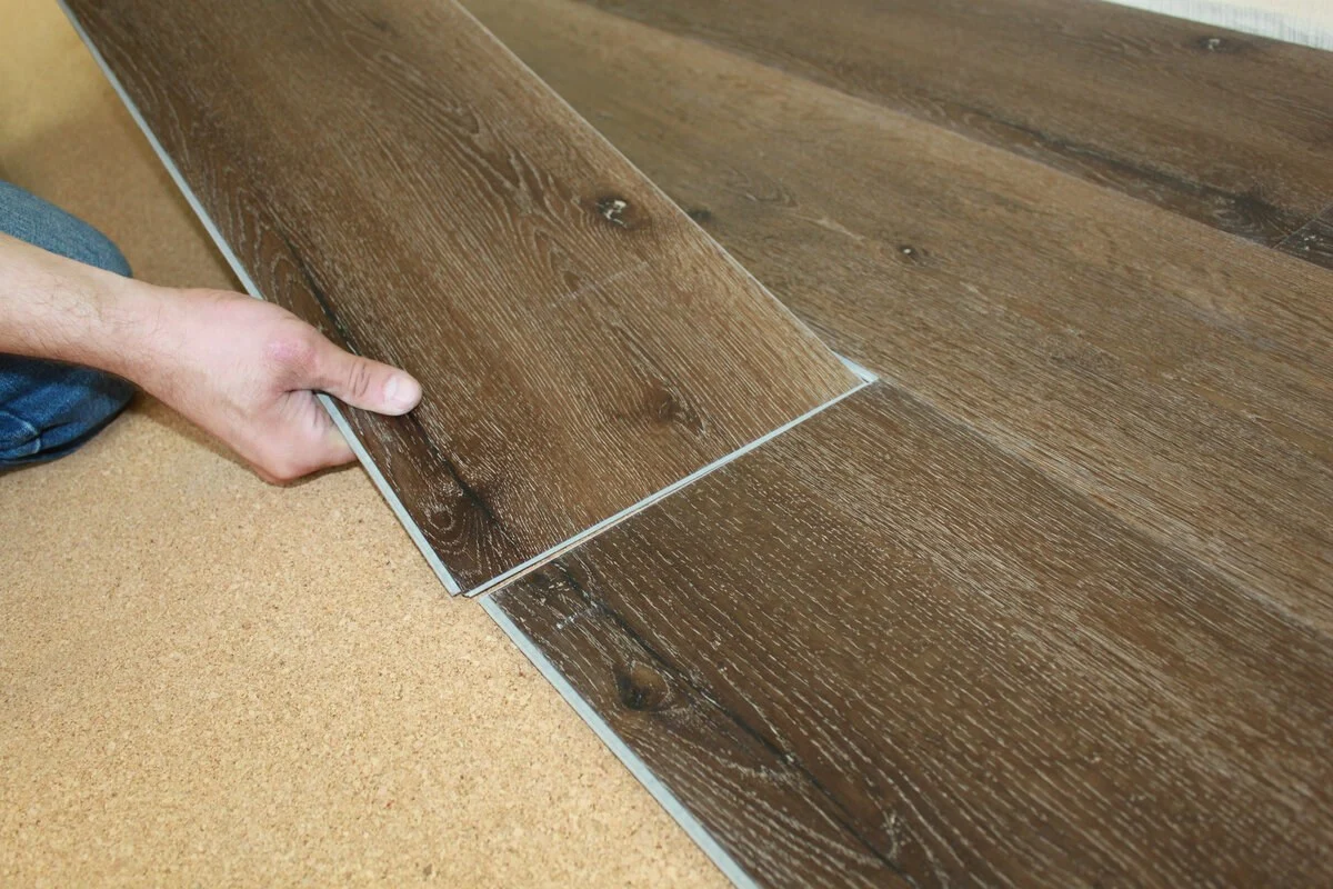 Технология укладки кварцвиниловой плитки: профессиональный подход Технология укладки кварцвиниловой плитки: профессиональный подход