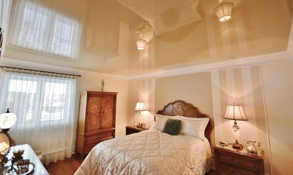 Натяжные потолки в спальне