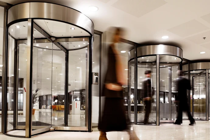 Преимущества заказа и установки револьверных дверей