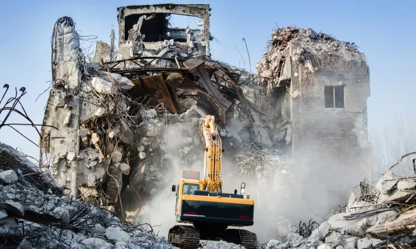 Снос зданий и демонтаж сооружений: комплексный подход к разрушению