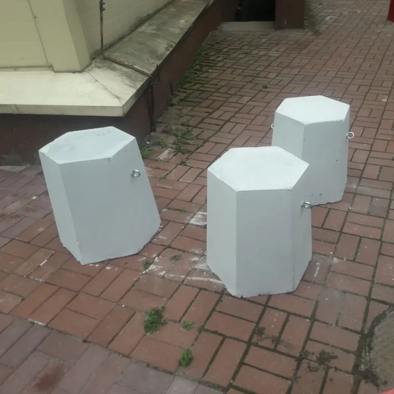 Бетон и сталь на страже парковки: Как выбрать идеальные столбики для вашего пространства