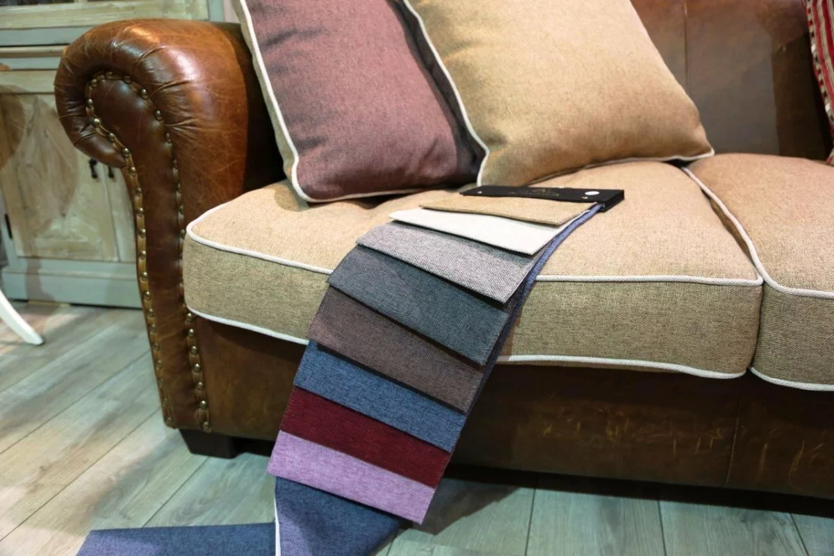 Сколько стоит обшить диван новой тканью: особенности