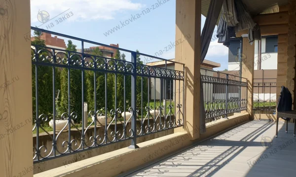 Кованые перила и современные ограждения: искусство безопасности и эстетики