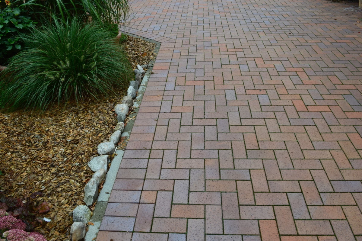 Держит нагрузку, не боится морозов. Разбираемся с клинкерной брусчаткой Держит нагрузку, не боится морозов. Разбираемся с клинкерной брусчаткой