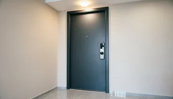 Входные двери в квартиру укрепляем межкомнатными дверьми в коридор и предбанник