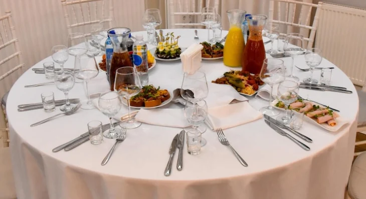 Как выбрать банкетные столы, которые выдержат любое торжество: 5 ключевых критериев Как выбрать банкетные столы, которые выдержат любое торжество: 5 ключевых критериев