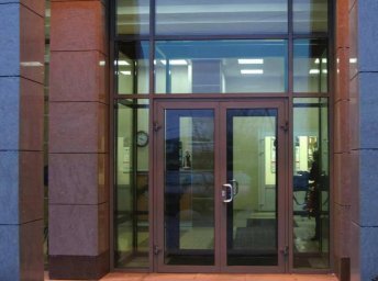 Алюминий или ПВХ на балкон в Москве: полный сравнительный анализ для правильного выбора