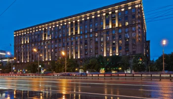 В Москве включают архитектурную подсветку для зданий в ЦАО