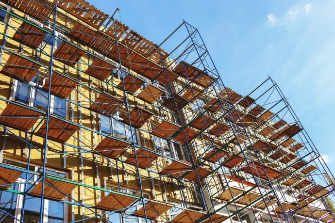 Стабилизирующие опоры для рамных строительных лесов: когда и зачем они нужны