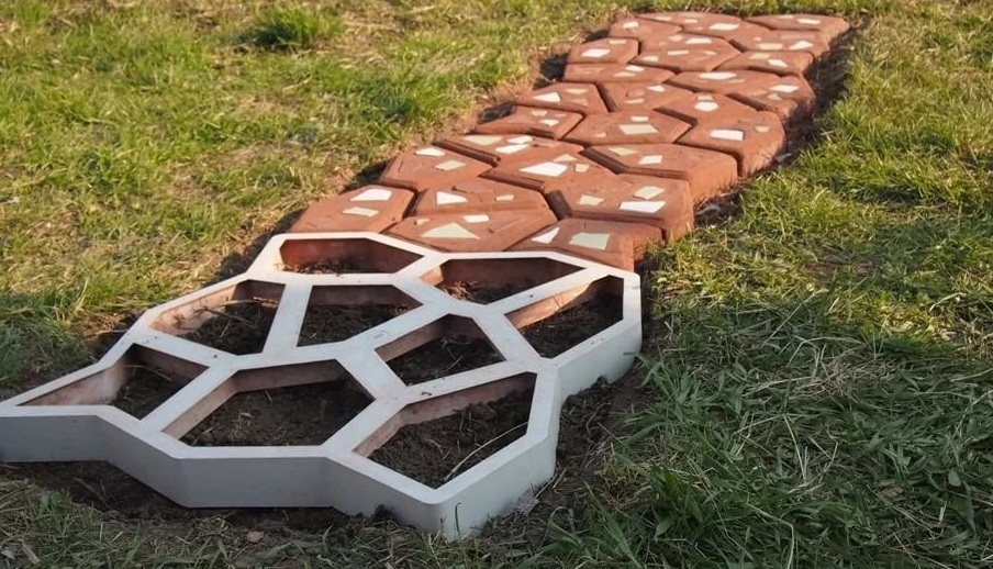 Как изготовить бетонную плитку для садовых дорожек своими руками: секреты выбора материалов