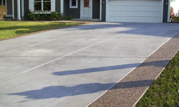 Бетонируем дорожку вокруг дома: какие аспекты и нюансы стоит учитывать?