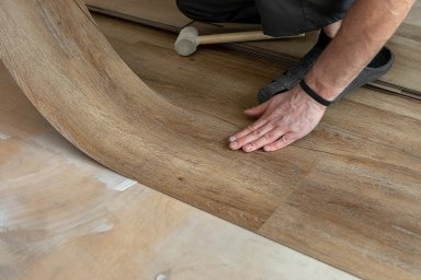 Технология укладки кварцвиниловой плитки: профессиональный подход Технология укладки кварцвиниловой плитки: профессиональный подход