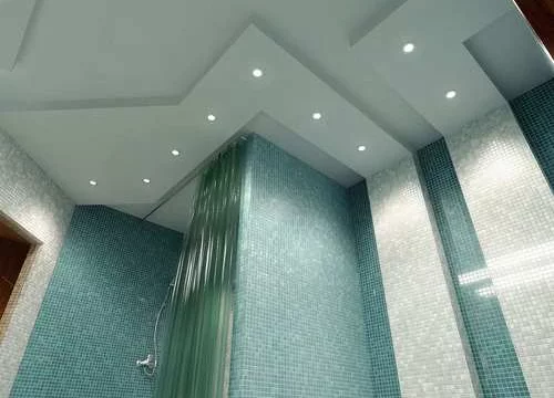Отделка потолка в ванной комнате своими руками: реально ли?