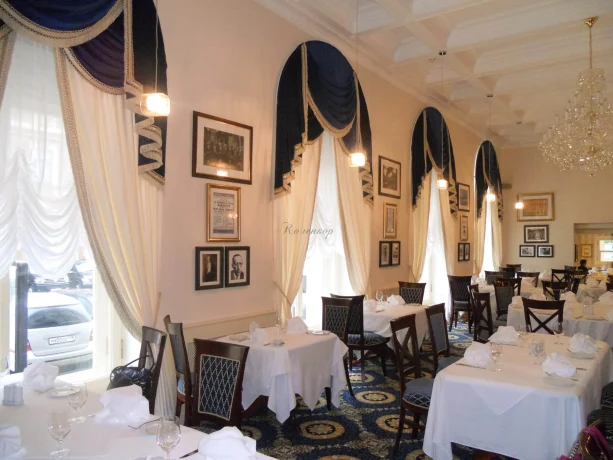 Печать на шторах как инструмент брендинга и коммерческого декора