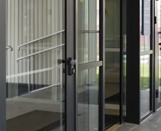 Как выбрать входную дверь для дома: безопасность, стиль и комфорт Как выбрать входную дверь для дома: безопасность, стиль и комфорт