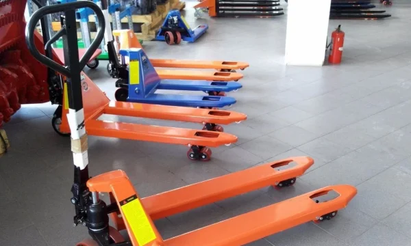 Современные гидравлические тележки: виды, особенности и правила выбора