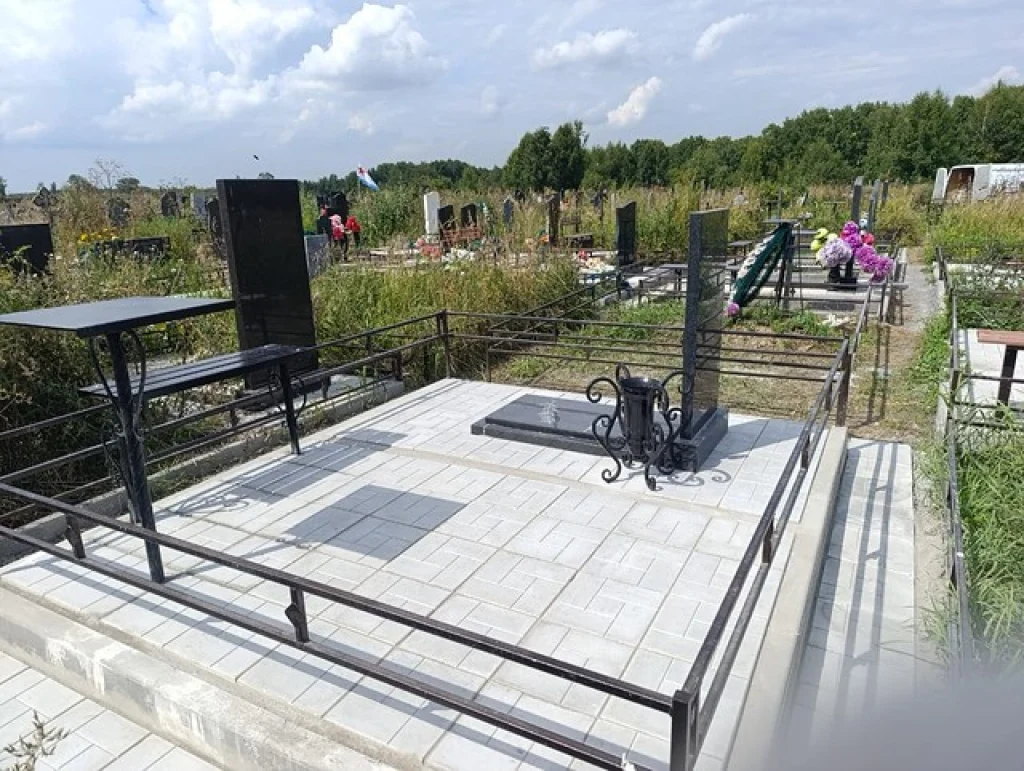 Молодое лицо на надгробии это не ошибка, а память о том, каким он был в лучшие годы