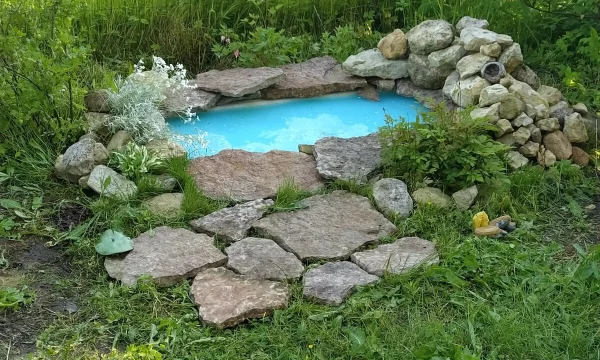 Декоративный пруд из акриловой ванны на дачном участке