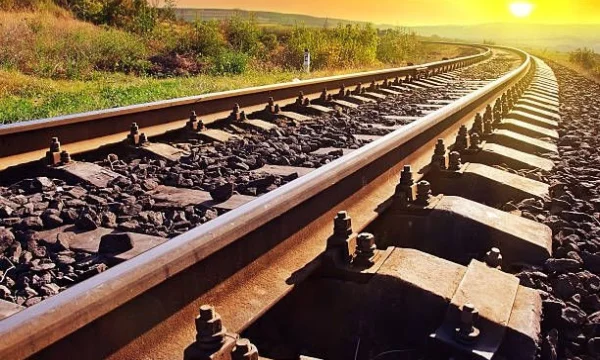 Железнодорожные рельсы: основа стальных магистралей