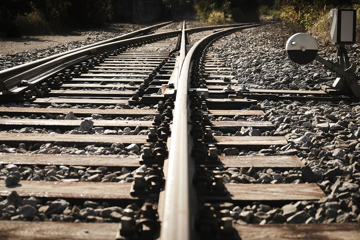 Железнодорожные рельсы: основа стальных магистралей