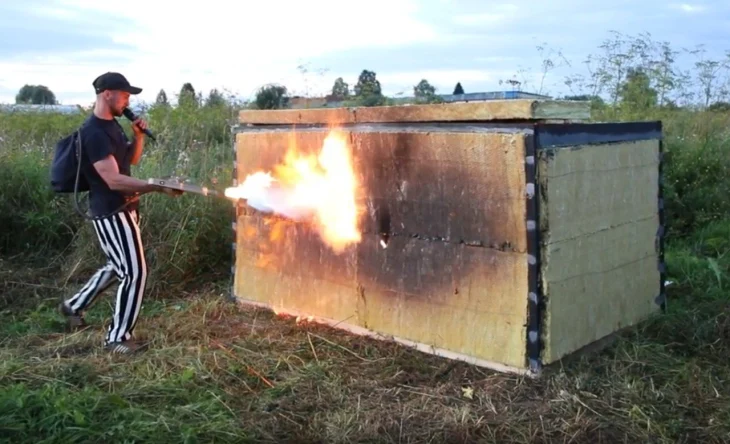 Огненный бар ХотРок: российский утеплитель доказал свою огнестойкость в серии экстремальных испытаний на фестивале RAVEФест в Вязьме